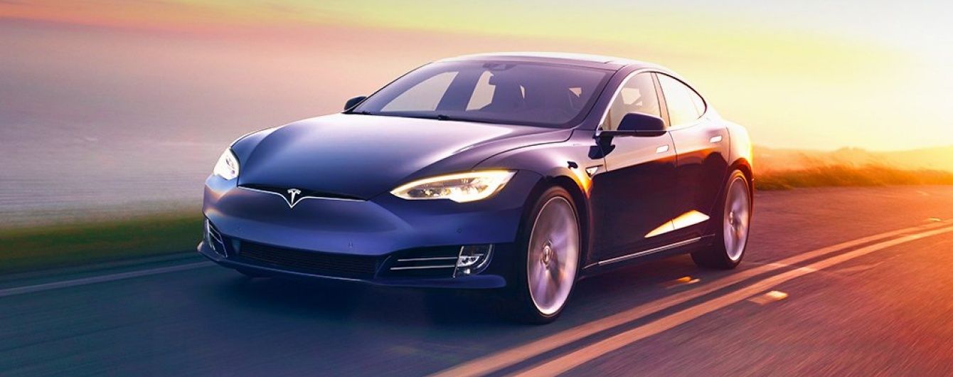 Прихильники Tesla. Одеська родина депутата і митника скуповує елітні автомобілі
