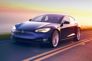 Прихильники Tesla. Одеська родина депутата і митника скуповує елітні автомобілі