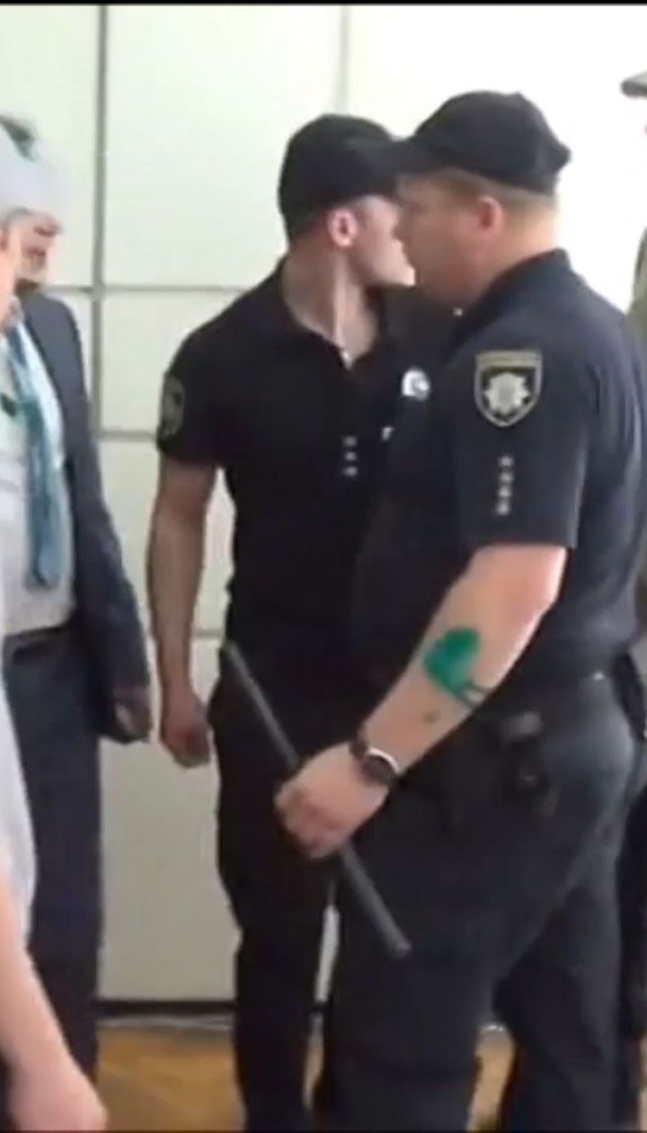 Пять уголовных производств и ни одного задержанного - полиция расследует стрельбу в Никопольский горсовете