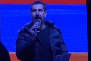 Лідер System Of A Down приєднався до протестів у Вірменії і заспівав на мітингу опозиції