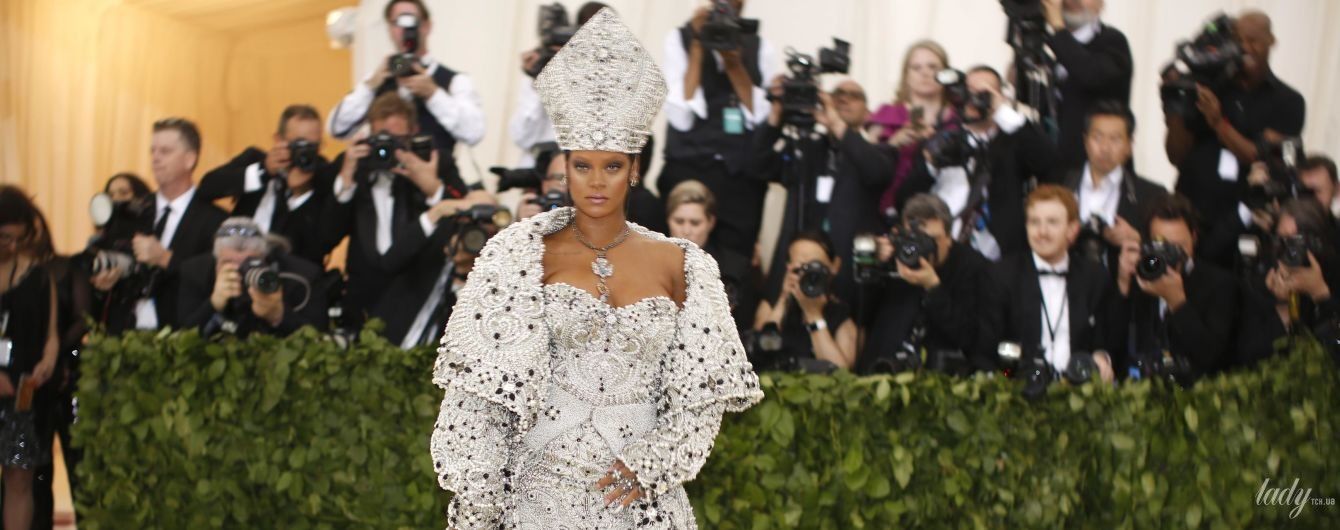 Вся в жемчуге и в епископской шапке: экстравагантный образ Рианны на Met Gala-2018