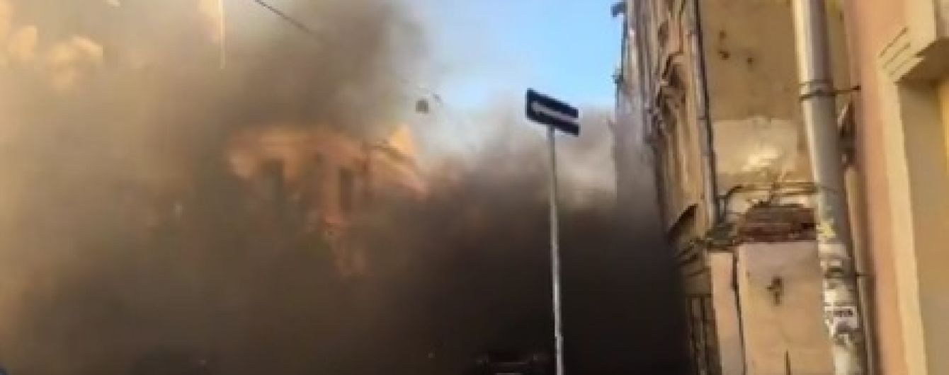 У Москві націонал-більшовики закидали димовими шашками посольство Латвії