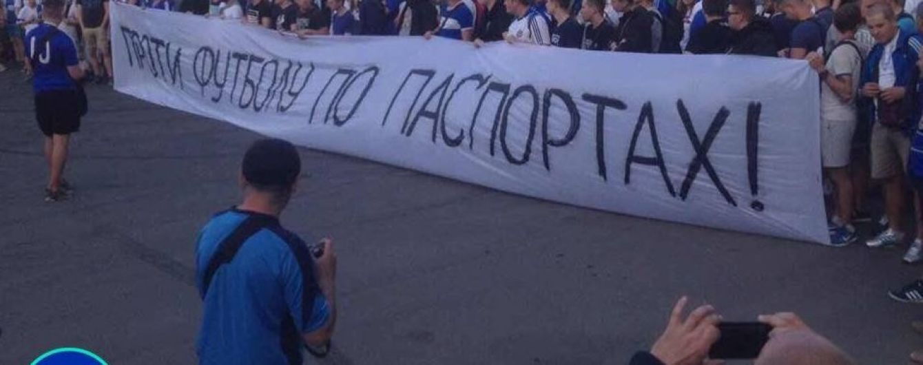 Девушка показала избитую спину во время марша ультрас в Днепре, полиция назвала это "асфальтной болезнью"