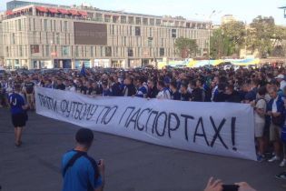 Дівчина показала побиту спину під час маршу ультрас в Дніпрі, поліція назвала це "асфальтною хворобою"
