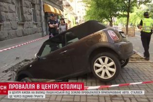 Иностранец, чья машина провалилась под асфальт в Киеве, будет искать виновных