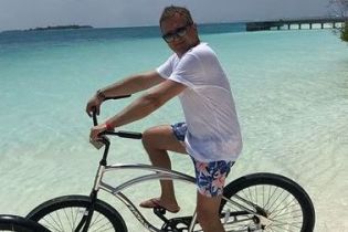 В шортах с цветочным принтом и на велосипеде: Юрий Горбунов опубликовал снимки с отдыха