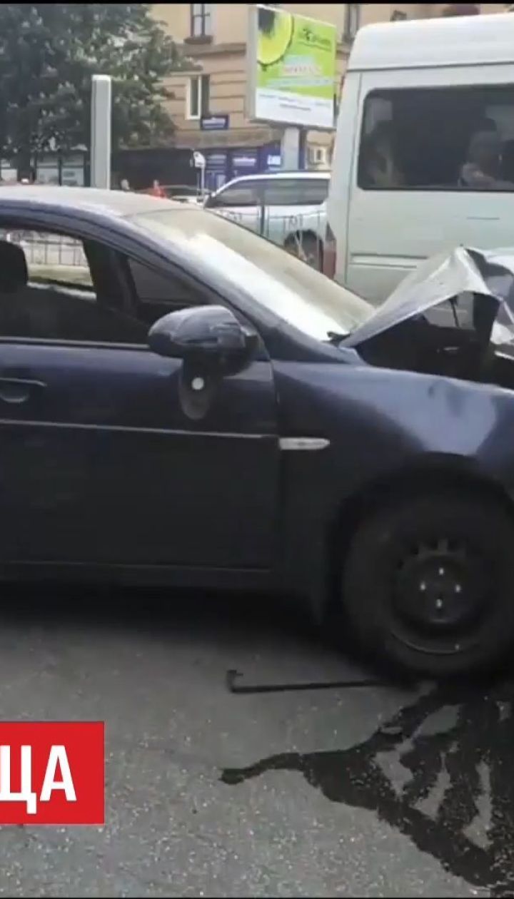 У Запоріжжі п'яний водій спровокував ДТП за участю десятка автівок