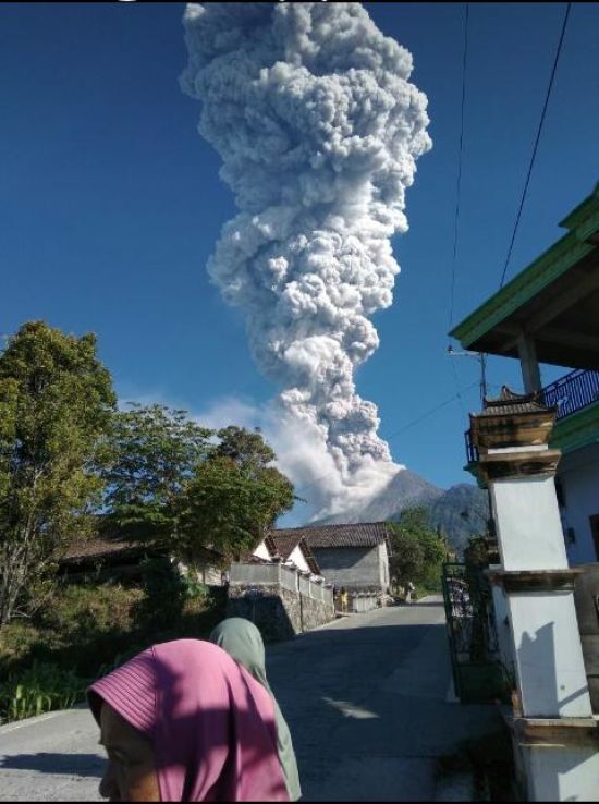 Стовп диму висотою 5 км: на острові Ява вибухнув вулкан