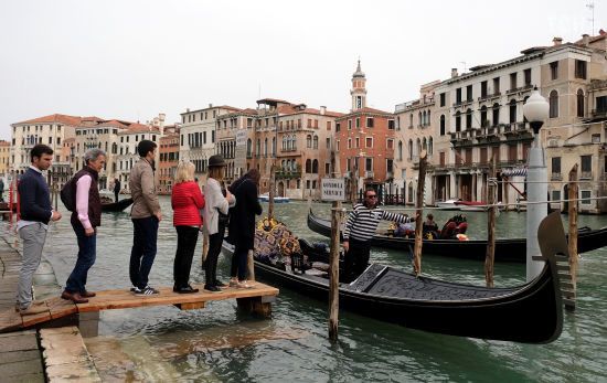 Через гори недоїдків у Венеції заборонили відкривати магазини