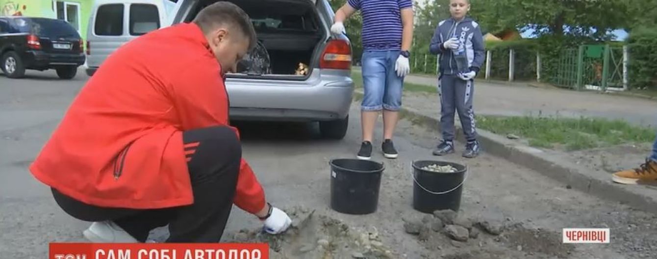 Сам себе Автодор: В Черновцах кандидат физических наук взялся самостоятельно латать ямы