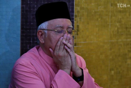 Екс-прем'єру Малайзії заборонили виїжджати з країни