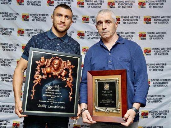 Ломаченко перед супербоєм з Лінаресом отримав нагороду як найкращий боксер року