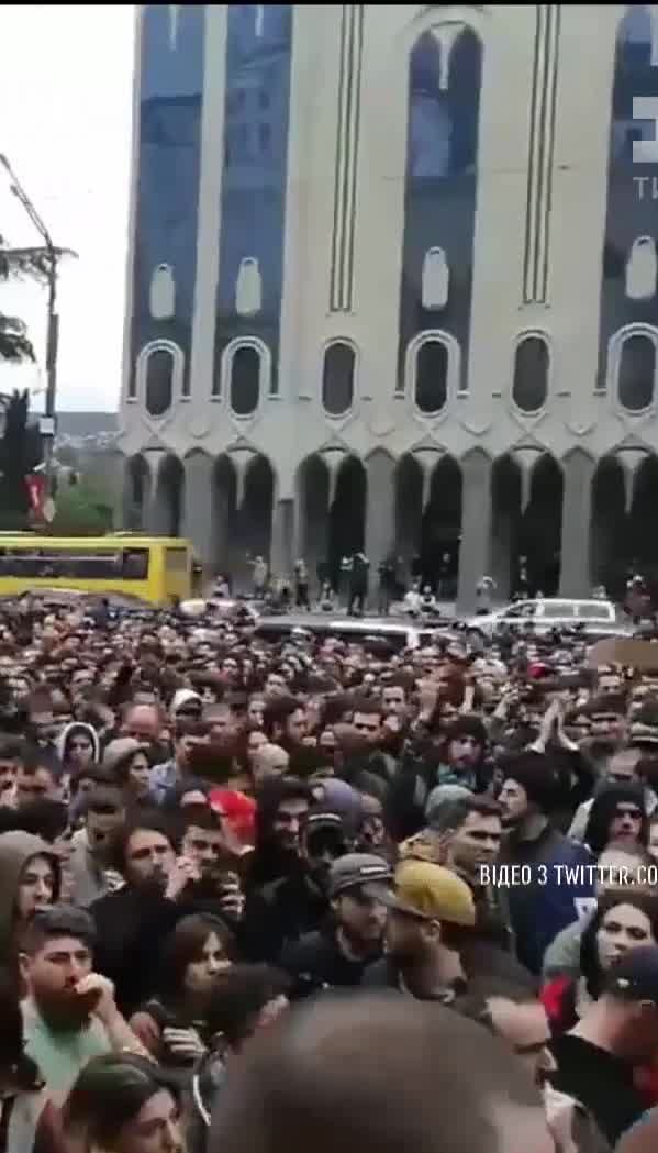 В Тбилиси сотни людей вышли на протесты из-за силовых рейдов полиции в ночных клубах