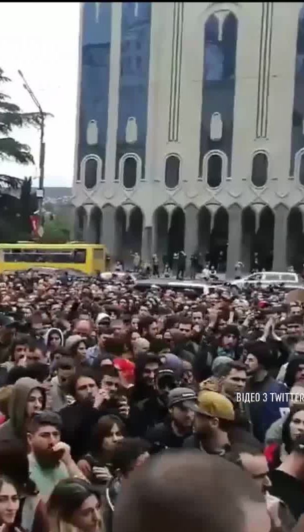 У Тбілісі сотні людей вийшли на протести через силові рейди поліції у нічних клубах