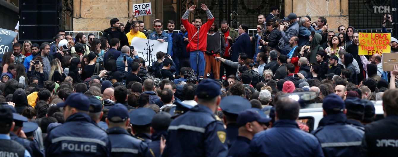 Під час протестів у Тбілісі до учасників акції вийшов міністр МВС