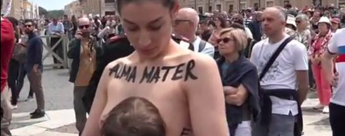День матери: участница Femen кормила грудью ребенка с призывами к Папе
