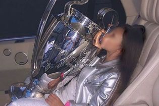 Кубок Лиги чемпионов пошел по рукам: дочь украинского футболиста проехалась с трофеем в авто