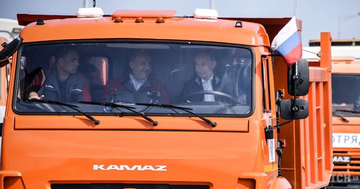 Десятки Камазов и Путин-дальнобойщик. Как открывали мост в оккупированный Крым