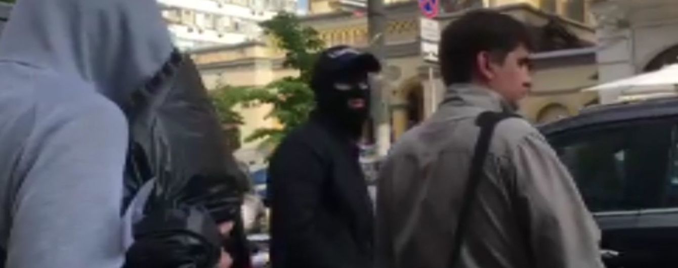 СБівці в масках та з пакунками покинули редакцію "РИА Новости"