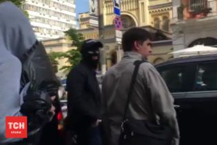 СБівці в масках та з пакунками покинули редакцію "РИА Новости"
