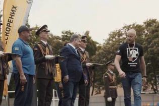Ветеран "Азову" пояснив, чому відмовився потиснути руку Порошенку