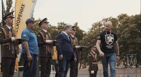 Ветеран "Азову" пояснив, чому відмовився потиснути руку Порошенку