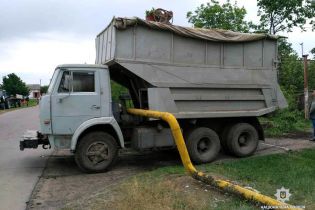 На Харківщині чоловік напідпитку викрав "КамАЗ" та зніс газову трубу