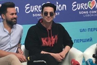 В солнцезащитных очках и с большим перстнем: стильный MELOVIN на пресс-конференции в Киеве