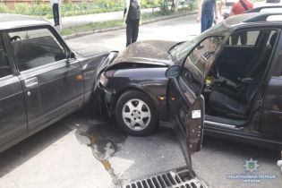 У Києві два "домушники" попалися на гарячому, спробували втекти та влетіли в машину копів