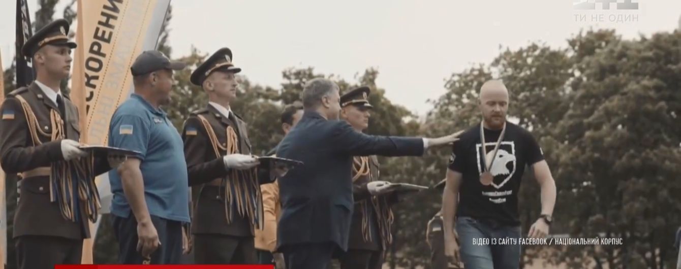 "Вільні люди у вільній країні": легендарний "Сумрак" прокоментував відмову бійця "Азову" потиснути руку Порошенку
