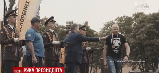 "Вільні люди у вільній країні": легендарний "Сумрак" прокоментував відмову бійця "Азову" потиснути руку Порошенку