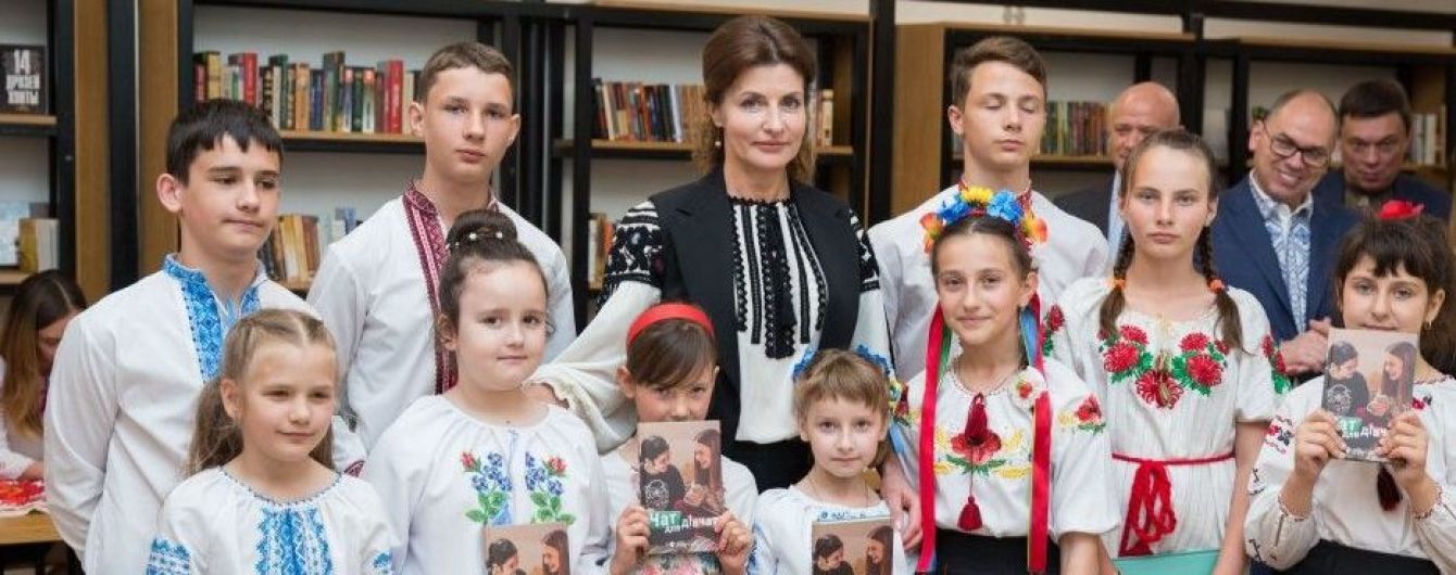 Черным по белому: Марина Порошенко в вышиванке приехала на Одесчину