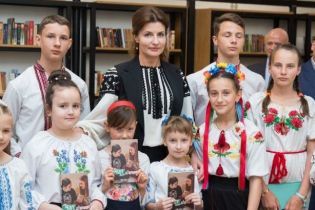 Черным по белому: Марина Порошенко в вышиванке приехала на Одесчину