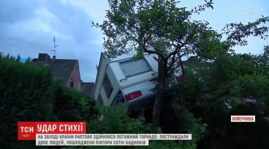 У Німеччині раптовий торнадо побив шибки у будинках та потрощив десятки машин