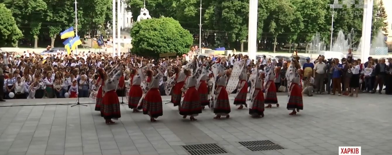 Україна розквітла вишиванками: національний дрес-код забарвив міста і села