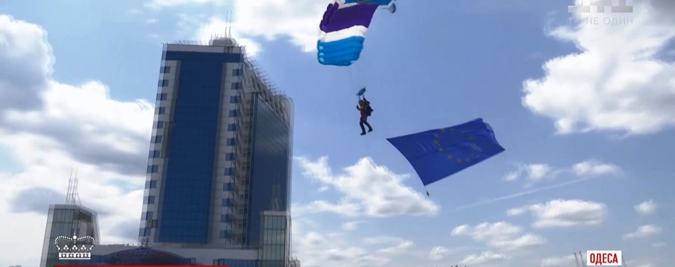 Регата, парашутисти і повітряні змії: українці активно відзначили день Європи