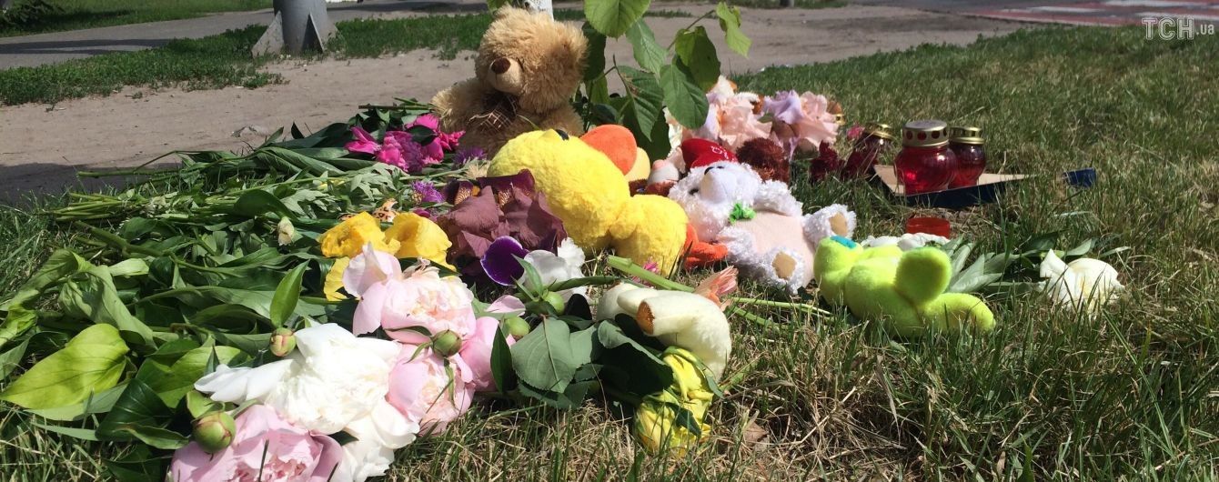 На місце ДТП у Борисполі, де загинула дівчинка, несуть квіти та іграшки