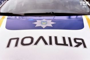 Женщина-полисмен в Харькове стукнула авто, которое остановила, и показала водителю средний палец