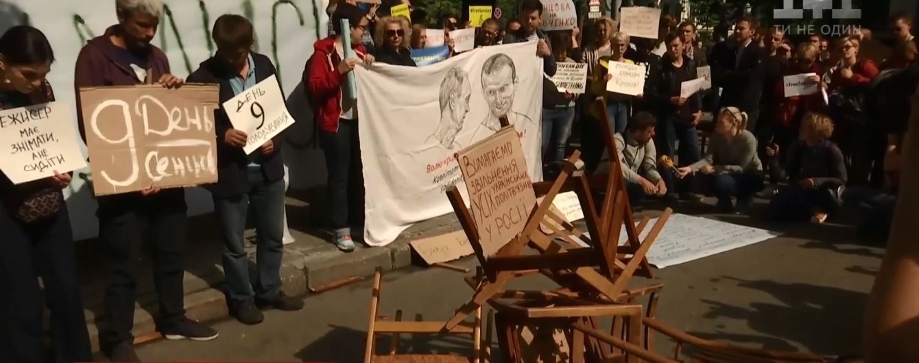 Активисты на Банковой разбили стулья из-за Сенцова