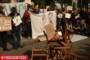 Активисты на Банковой разбили стулья из-за Сенцова