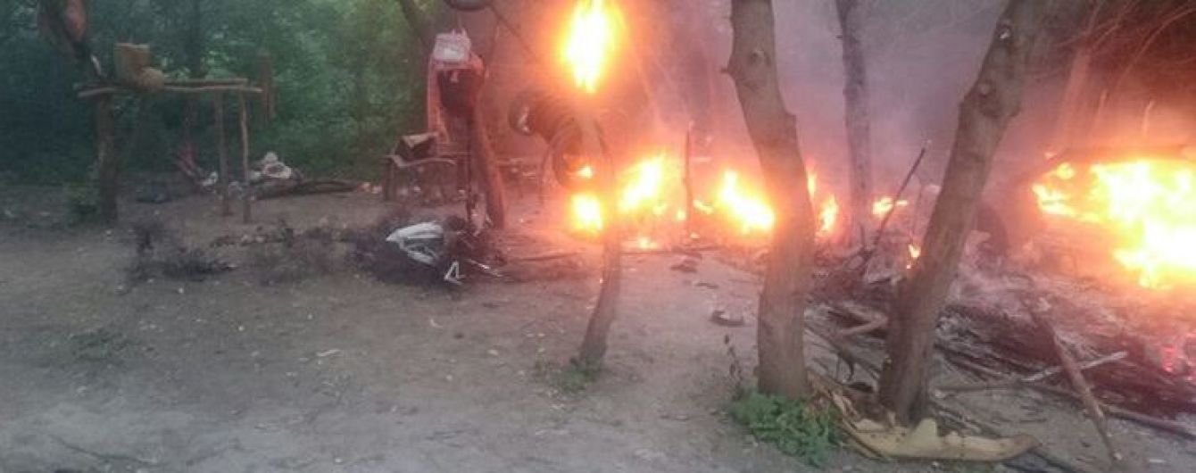 Під Тернополем невідомі зі стріляниною спалили табір ромів
