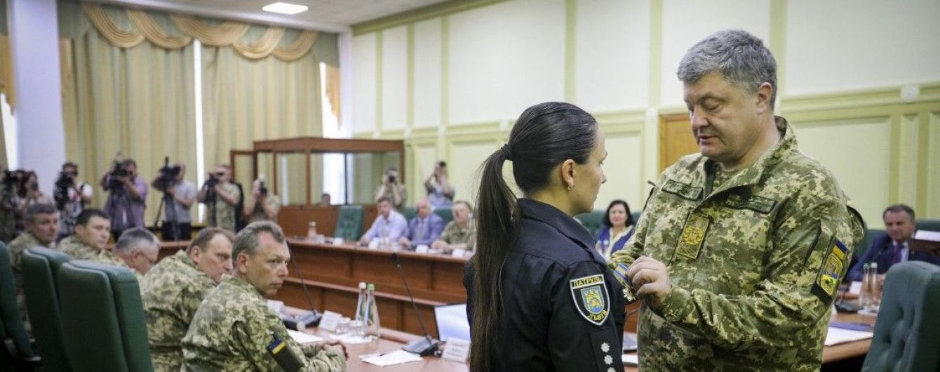 Порошенко нагородив львівську патрульну, яку поранив в живіт учасник ДТП