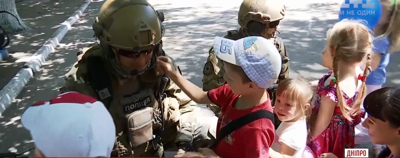 У Дніпрі спецпризначенці прийшли втішити малят, дитсадок яких опинився в епіцентрі навчань поліції
