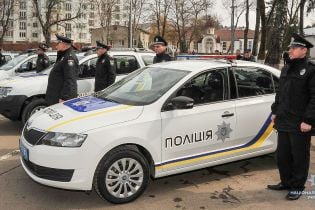 Харьковских патрульных, которые издевались над бездомным, уволили из полиции