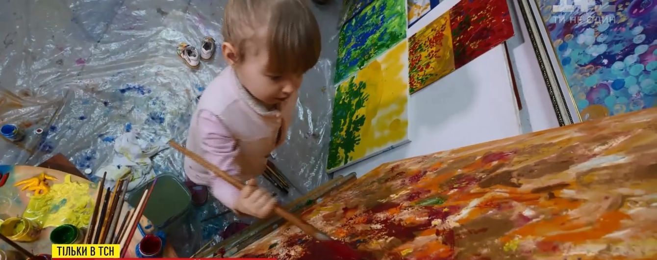 В Днепре 3-летний ребенок рисует абстрактные картины, которые продаются за сотни долларов