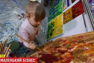 В Днепре 3-летний ребенок рисует абстрактные картины, которые продаются за сотни долларов