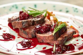 Рецепты приготовления мяса в ягодных соусах