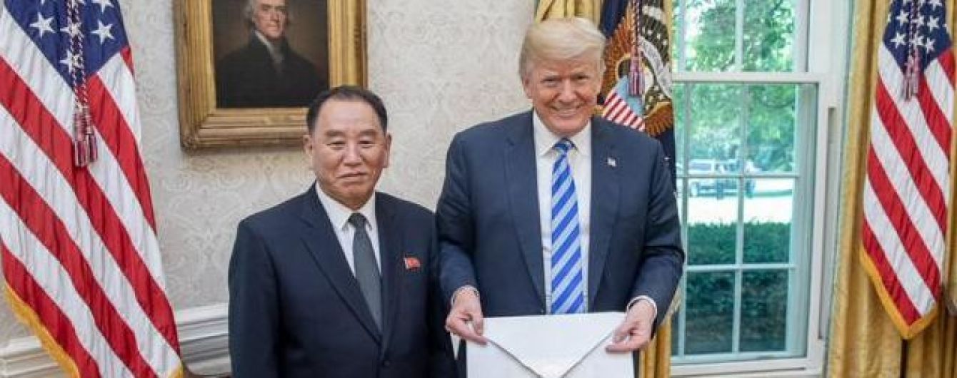 Белый дом показал фото Трампа с письмом от Ким Чен Ына