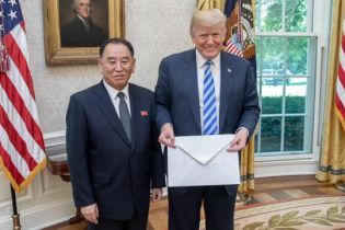 Белый дом показал фото Трампа с письмом от Ким Чен Ына