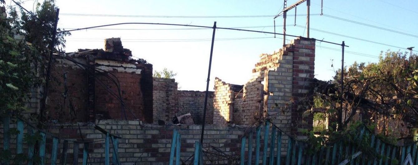 Из Пивденного продолжают бежать люди, боевики принялись равнять поселок с землей